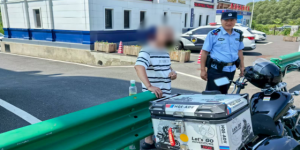 南岗分局长江路公安检查站服务救助  过往车辆和群众