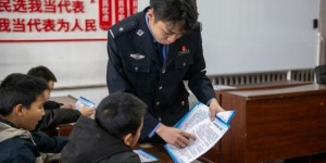 平安宣传进村屯 童心童语筑防线——香坊分局组织开展“小手拉大手”安全宣传进村屯活动