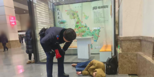 女子火车站突发低血糖晕倒 南岗分局民警巡逻中及时救助获感谢